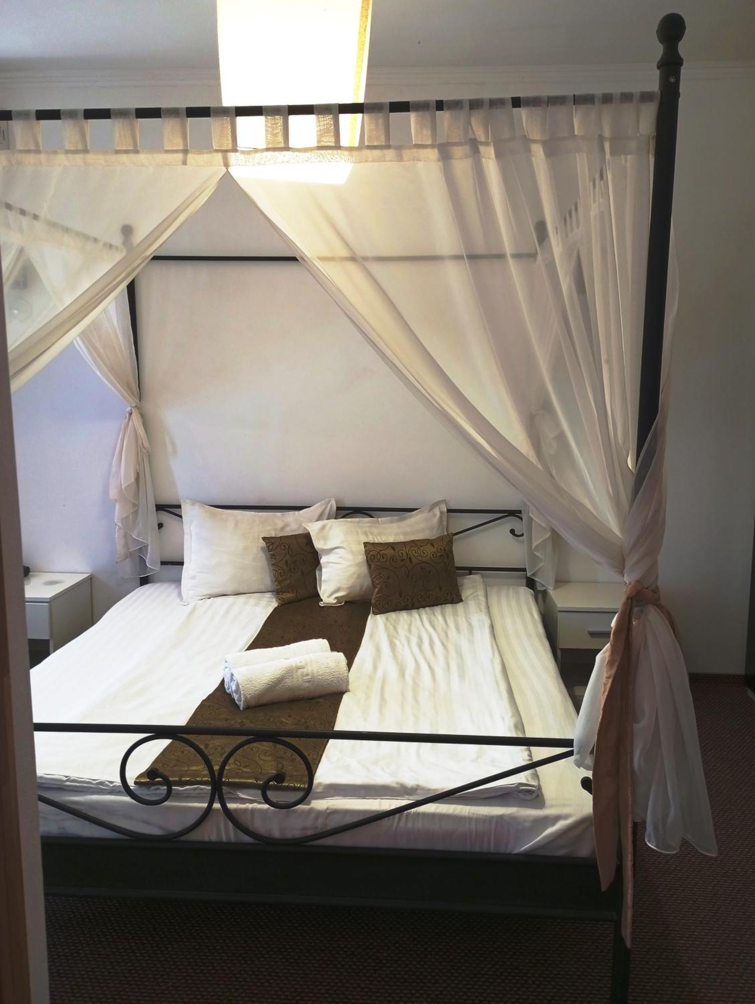 Rhc Royal Hotel Орадя Экстерьер фото