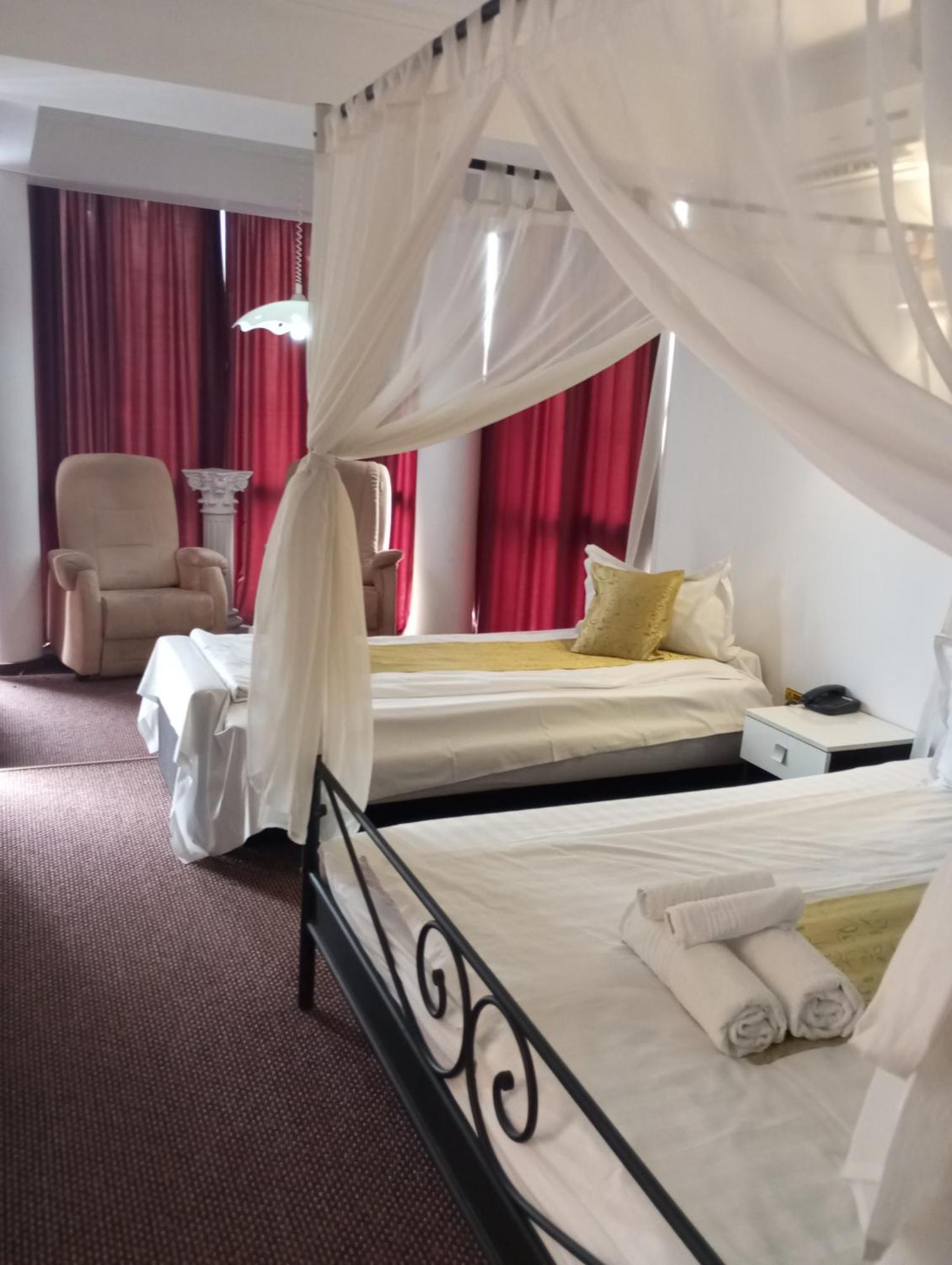Rhc Royal Hotel Орадя Экстерьер фото