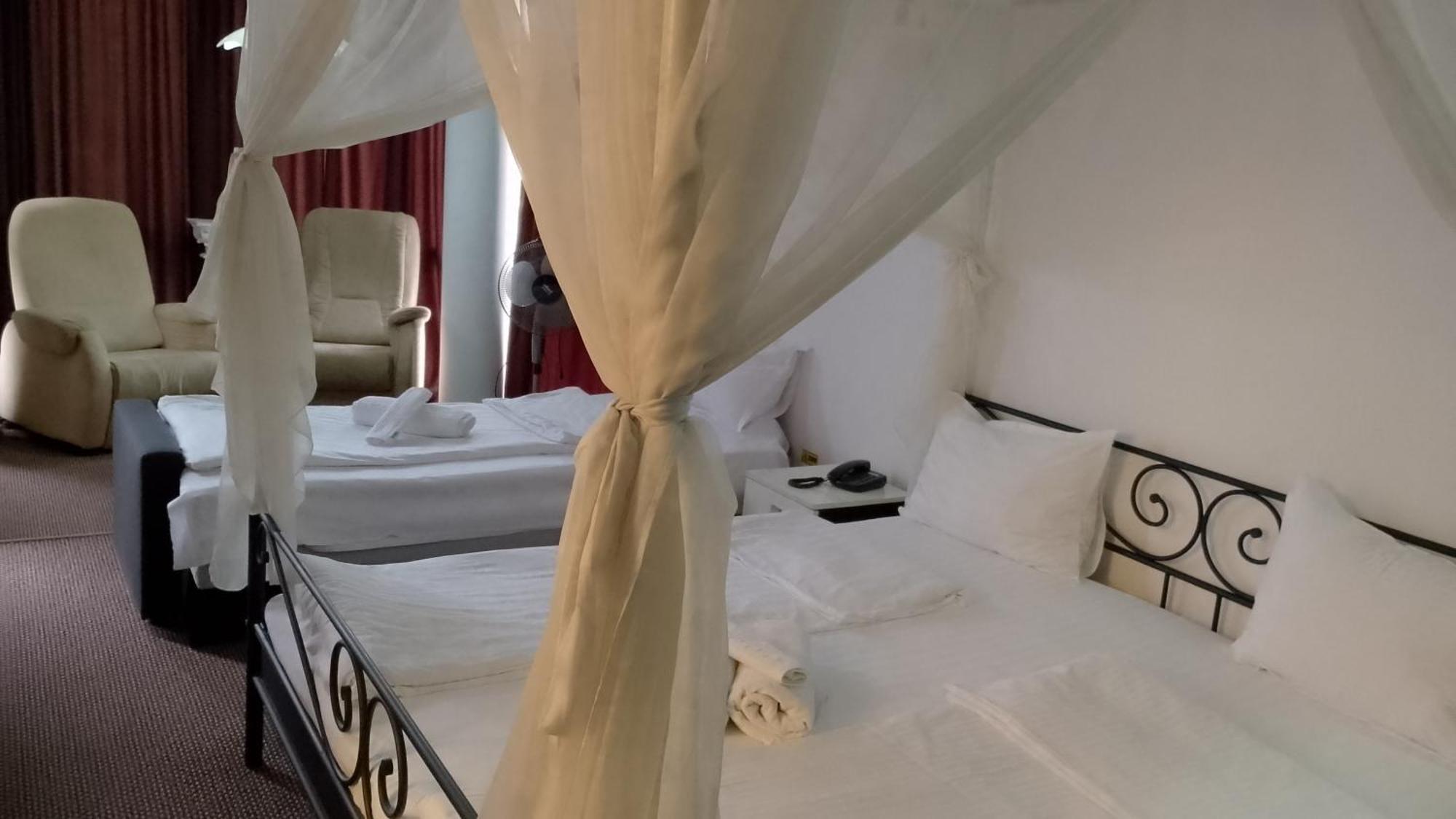 Rhc Royal Hotel Орадя Экстерьер фото